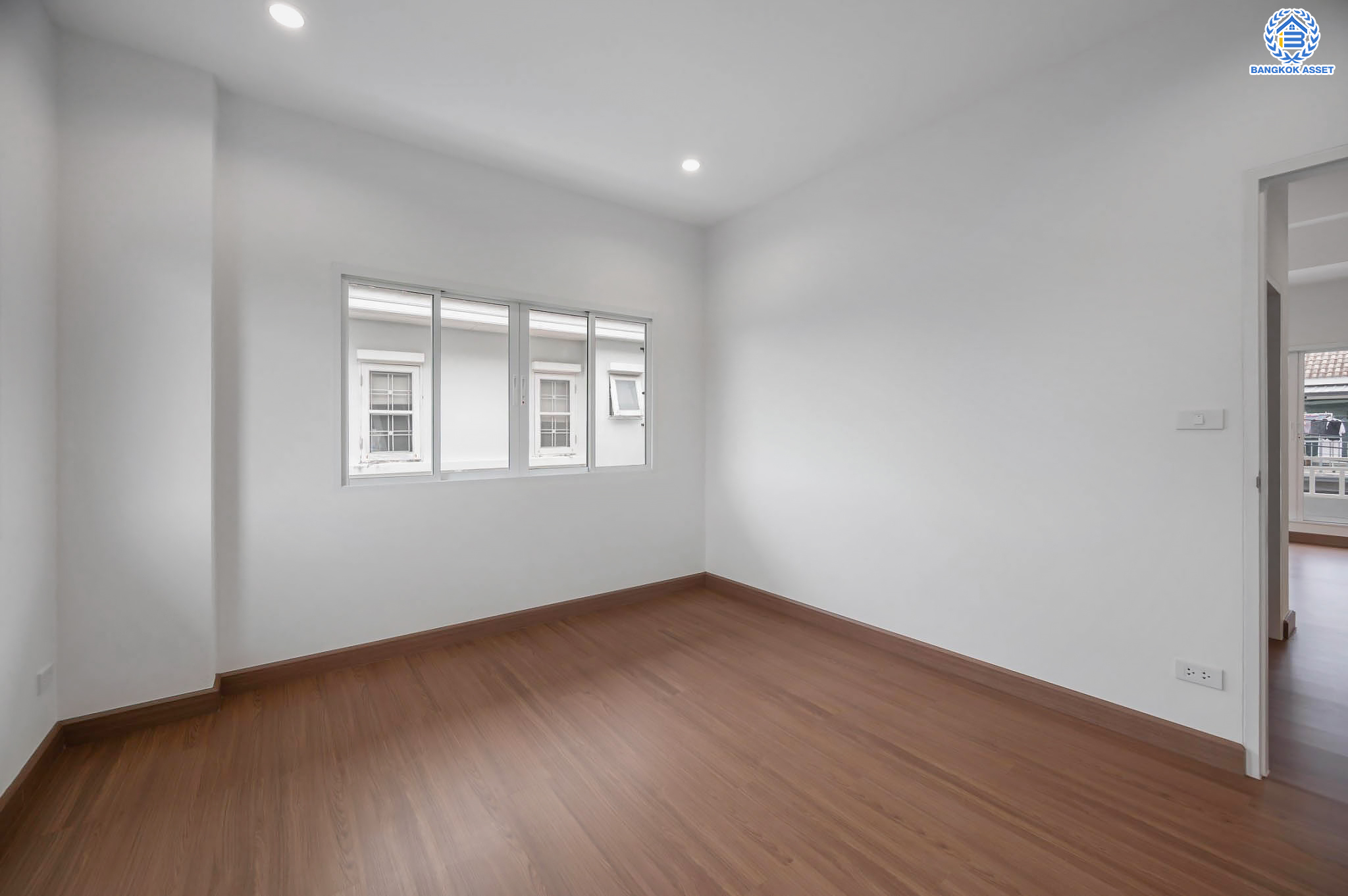 บ้านมือสองตกแต่งใหม่ โครงการ นาราวัลย์ บรมราชชนนี เนื้อที่ 71.8 ตร.ว. ฟังก์ชัน 3 ห้องนอน 4 ห้องน้ำ 1 ห้องแม่บ้าน จอดรถได้ 2 คัน บนพื้นที่ใช้สอยเกือบ 220.58 ตร.ม. พร้อมพื้นที่สีเขียวสนามหญ้ากว้างขวาง ตอบโจทย์ครอบครัวใหญ่ บนทำเลศักยภาพ เชื่อมต่อทั้งถนนกาญจนาภิเษก และทางคู่ขนานลอยฟ้าบรมราชชนนี ใกล้ ม.มหิดล, สถานีขนส่งสายใต้ใหม่ และเซ็นทรัลปิ่นเกล้า